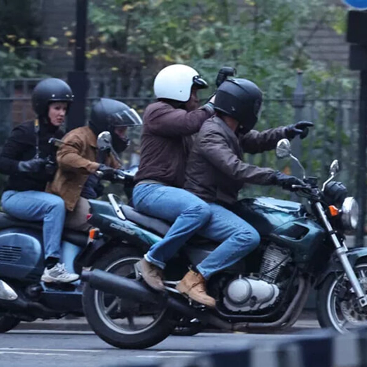 「ザ・クラウン」で再現された、ダイアナ妃とパパラッチのカーチェイス。