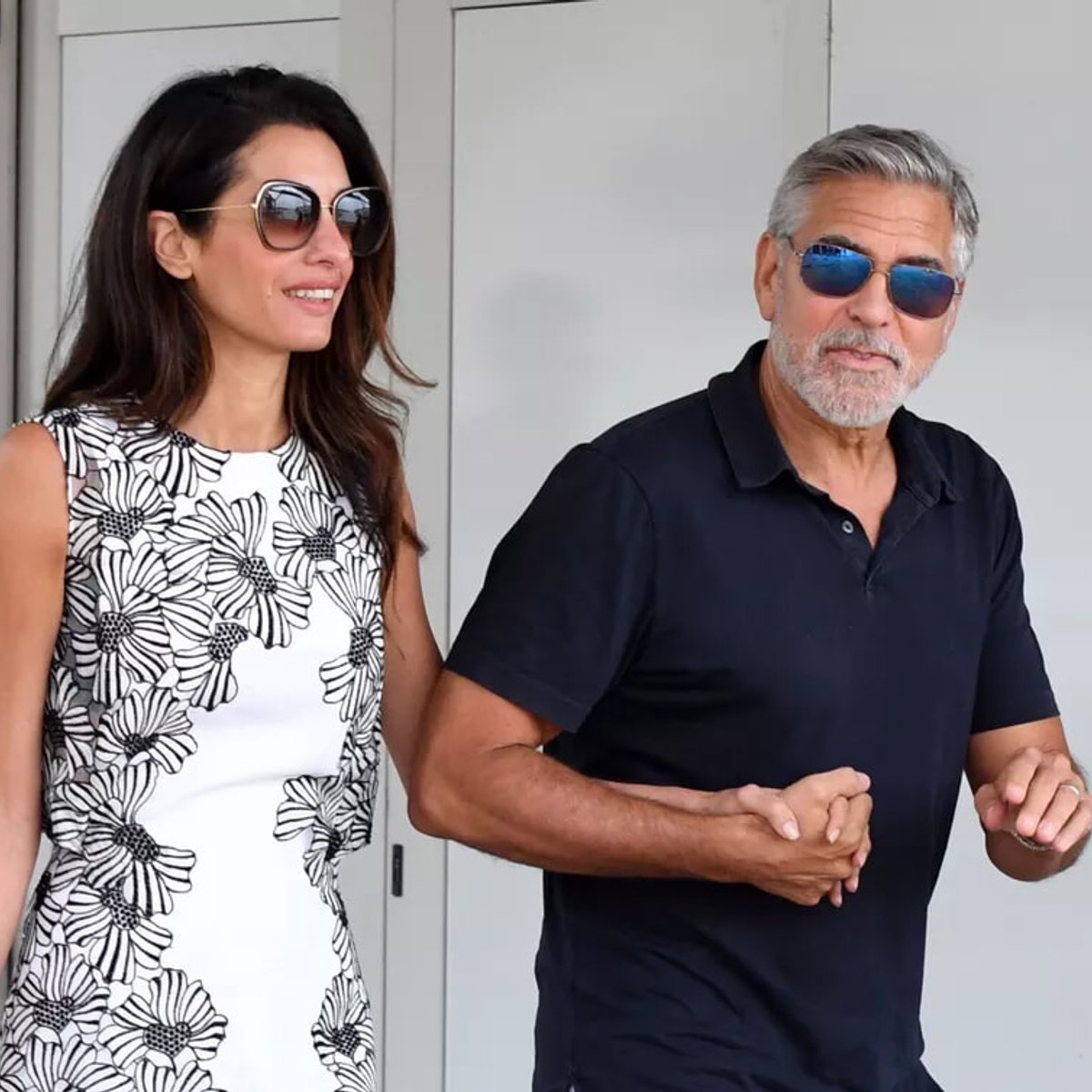 ヴェネツィア映画祭に到着したジョージ・クルーニー、船を降りる妻を華麗にエスコート！