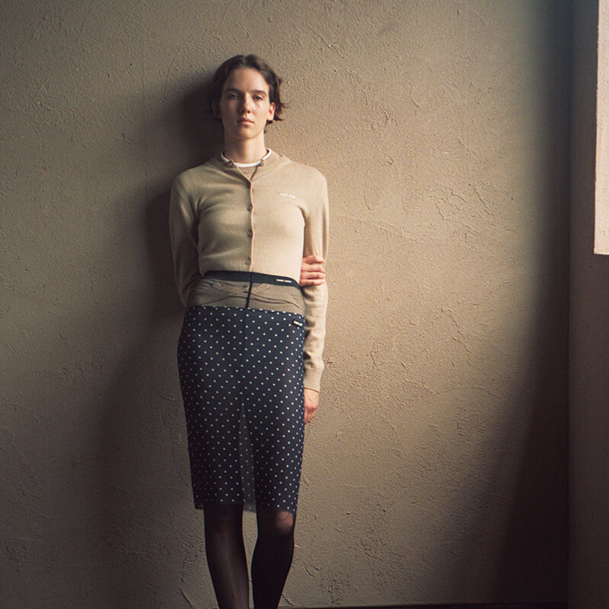 肌寒くなったら、シンプルなカーディガンを。