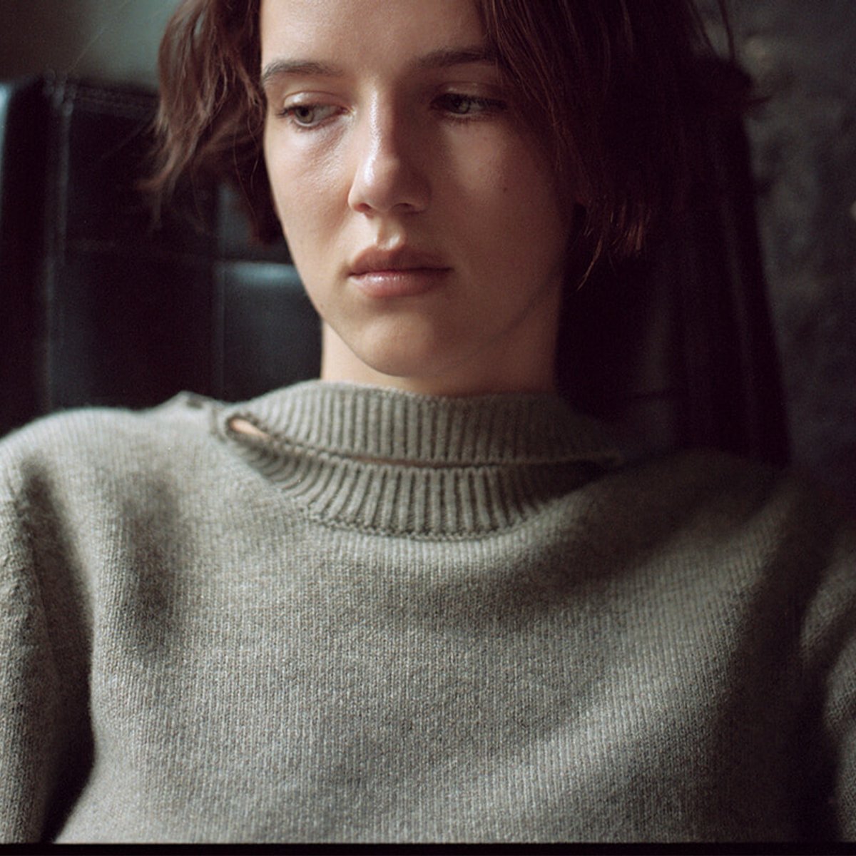 秋の始まりは、クルーネックニットから。