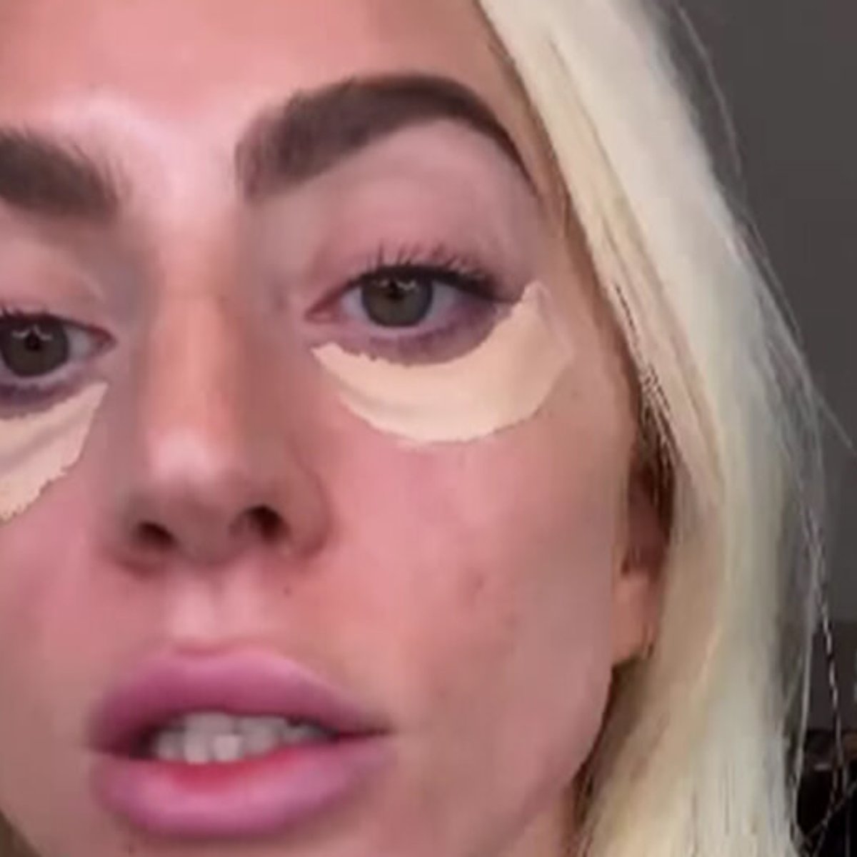 レディー・ガガ、すっぴんを投稿しメイクの過程を披露！