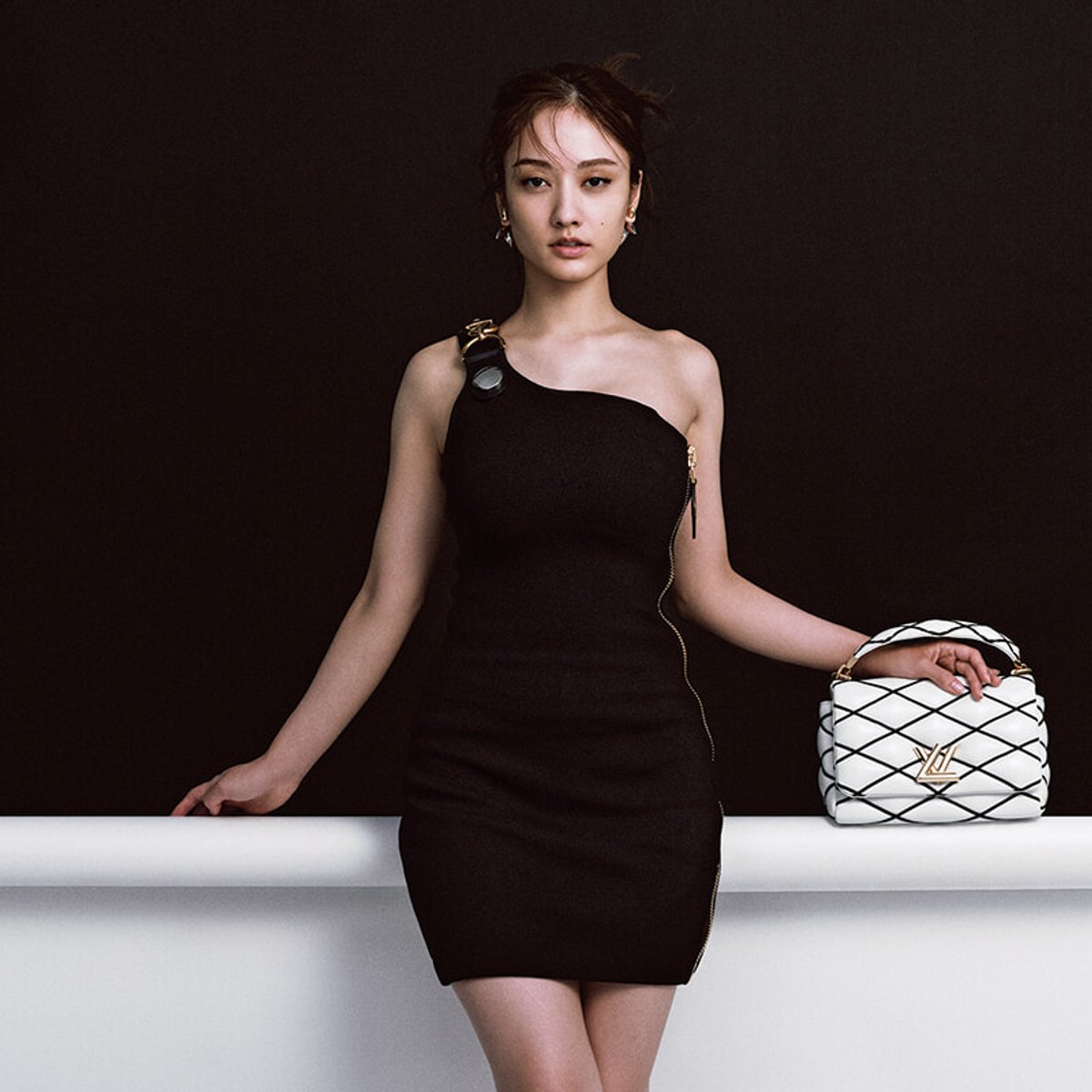 谷まりあが魅せる、ルイ･ヴィトン。