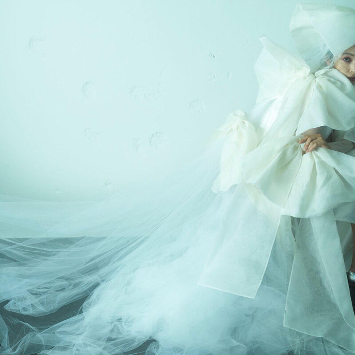 人生に寄り添う、リュクスなカロンホワイトのドレスを。