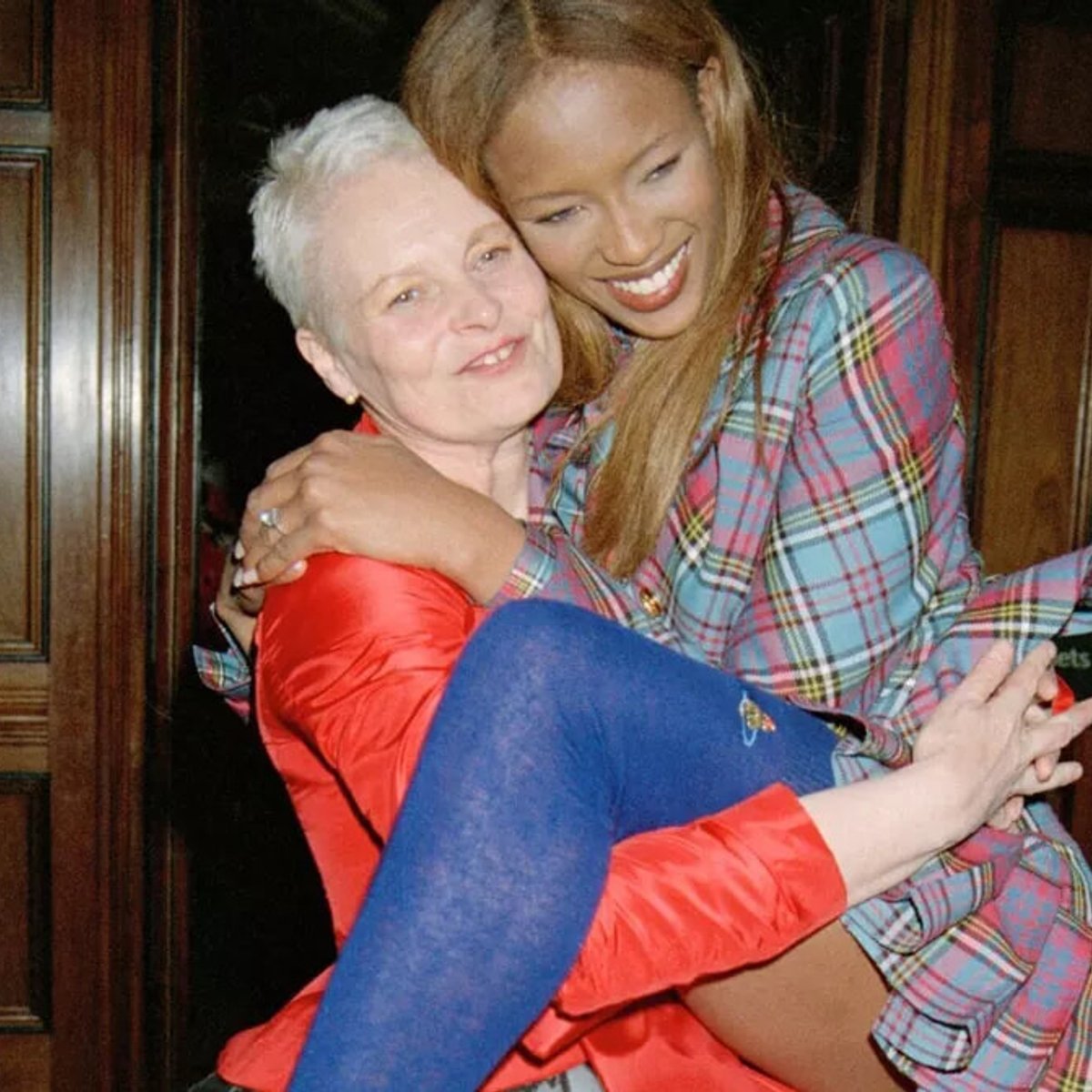 ナオミ・キャンベル、93年のショーで転倒してしまった事件を振り返る！