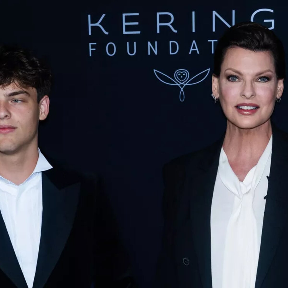 リンダ・エヴァンジェリスタ、珍しく息子とペアルックで登場。