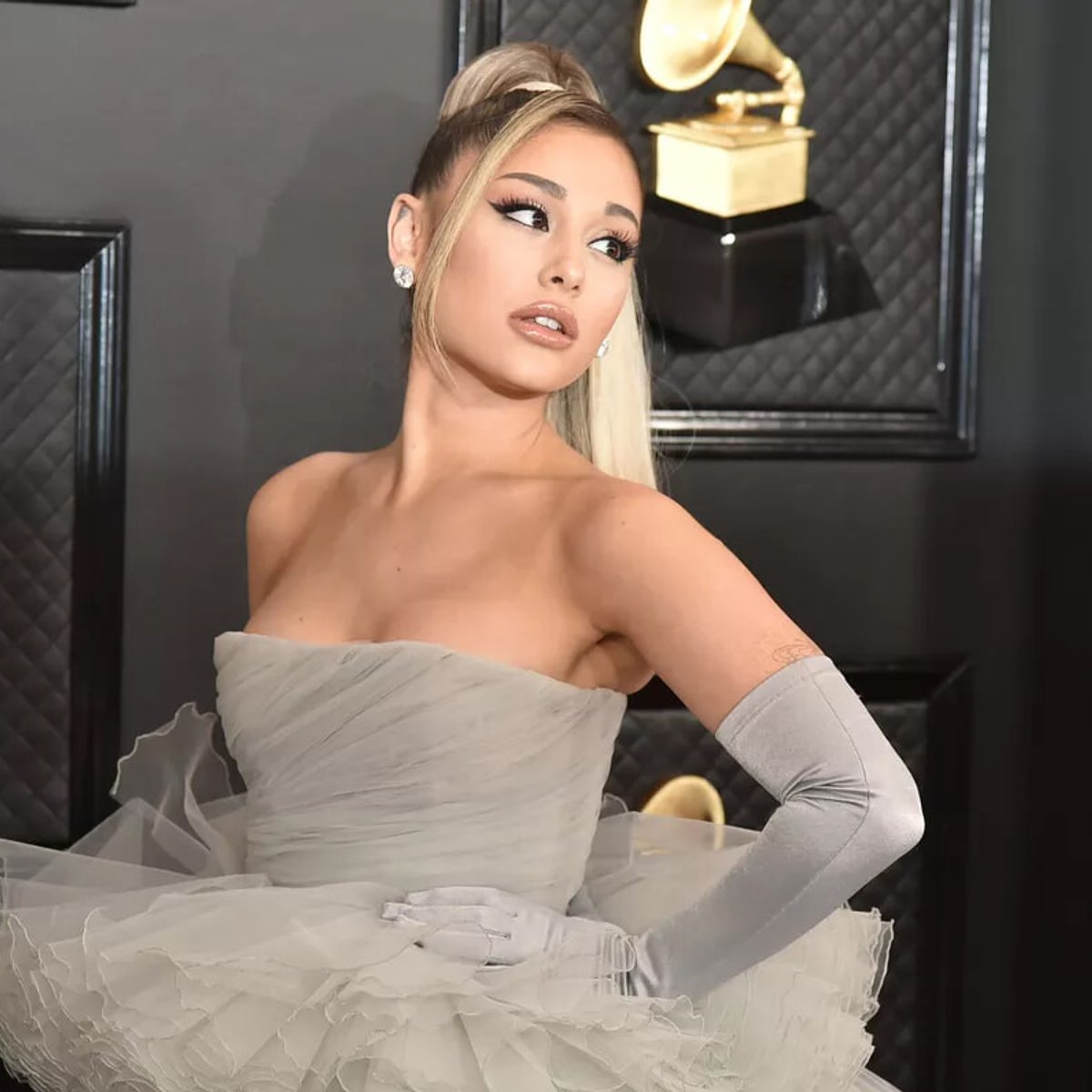 アリアナ・グランデ、過去にはまって後悔した美容施術とは？