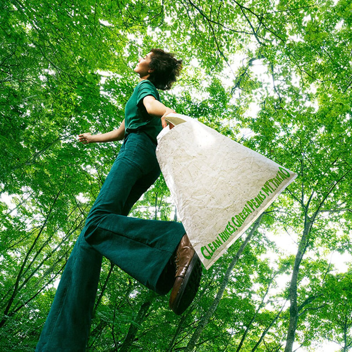 美しい山を守る、篠原ともえのメッセージバッグ。