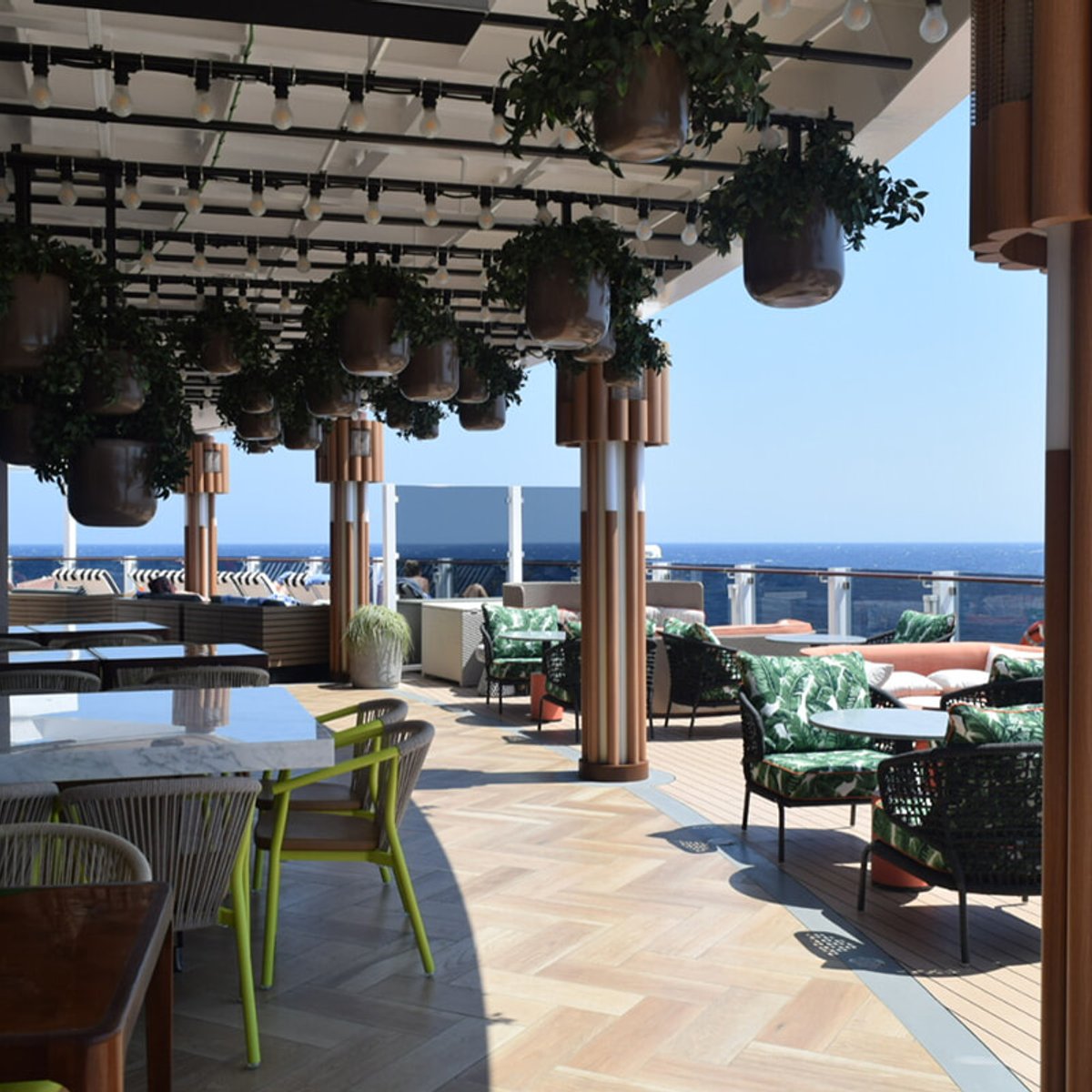 船上レストランで美食三昧！ 地中海を巡るモダンクルーズ旅へ。