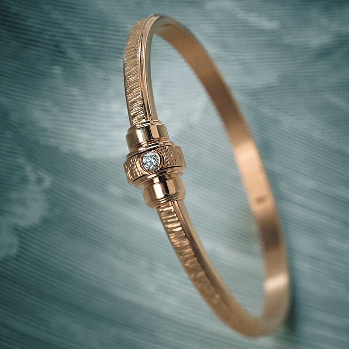 伝統の美をシンプルモダンに、ピアジェのポセション。