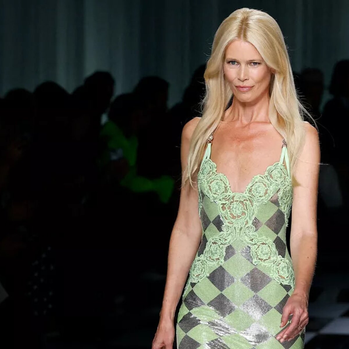 53歳のクラウディア・シファーが5年ぶりにランウェイ復帰。