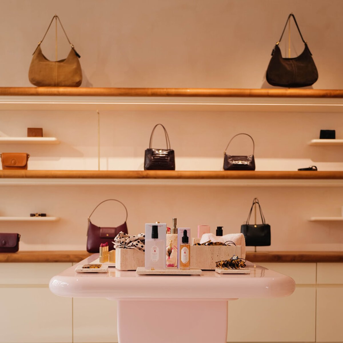 ジャンヌ・ダマスのルージュ、パリ16区にもブティックをオープン。