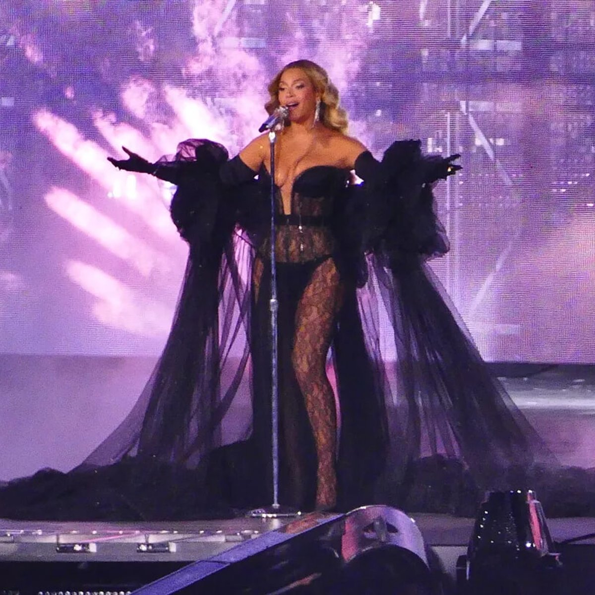 ビヨンセ、レースで作られたシースルーのボディスーツが話題に。