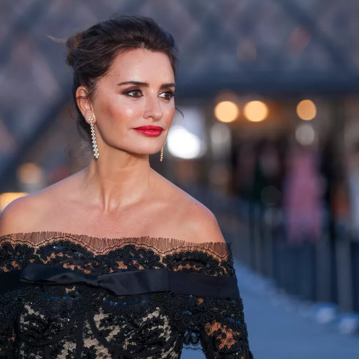 ペネロペ・クルス、シースルードレスでルーブル美術館に登場！