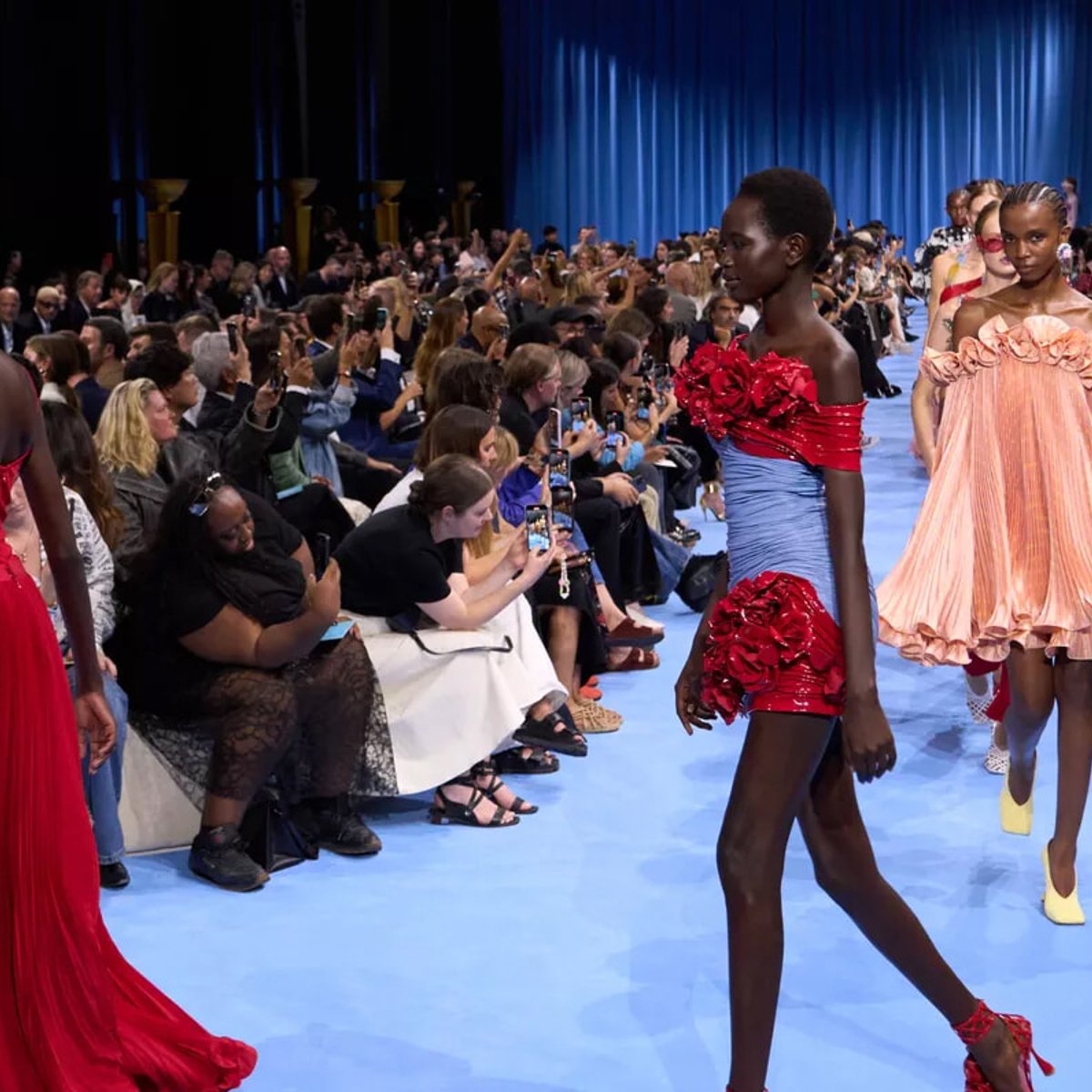 盗難にあったバルマンのコレクション、10日で同じものを作り上げ、ファッションショーを開催！