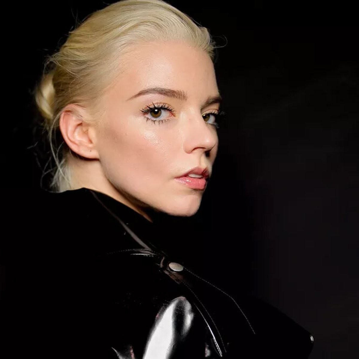 アニャ・テイラー＝ジョイが結婚！ ディオールのドレスでバルコニーに現れる。