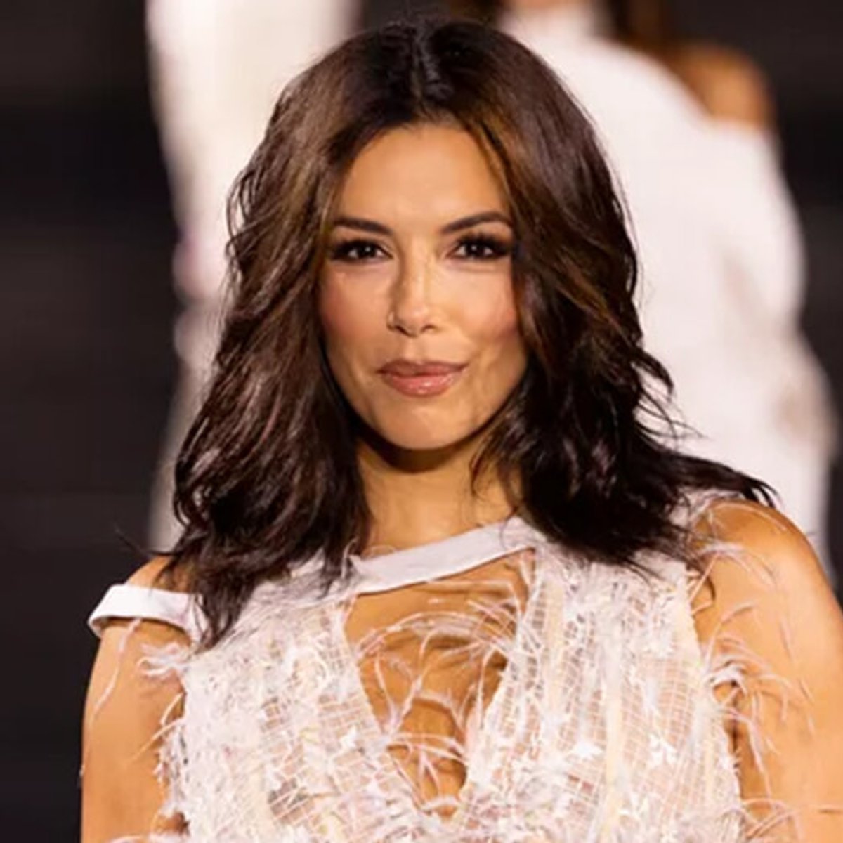 「18歳の頃から白髪だった」エヴァ・ロンゴリア、年齢との向き合い方を語る。