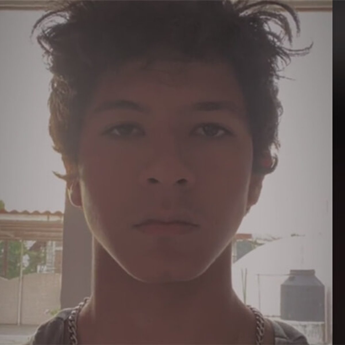 ハンマーで顔面叩いて整形!? 危険な美容法がTikTokで流行中。