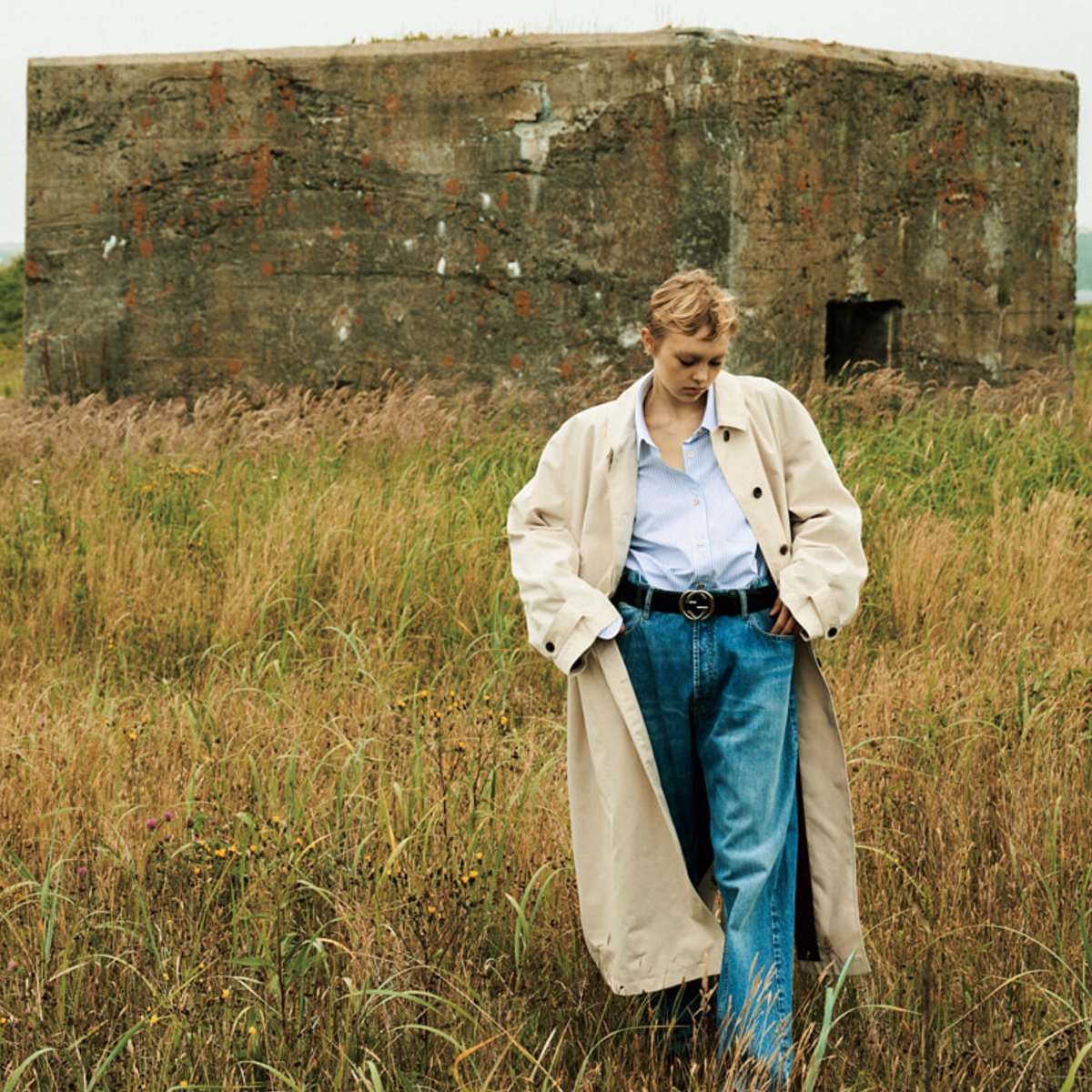 レイドバックに纏う上質なベーシックスタイル、を明日の装いのヒントに。