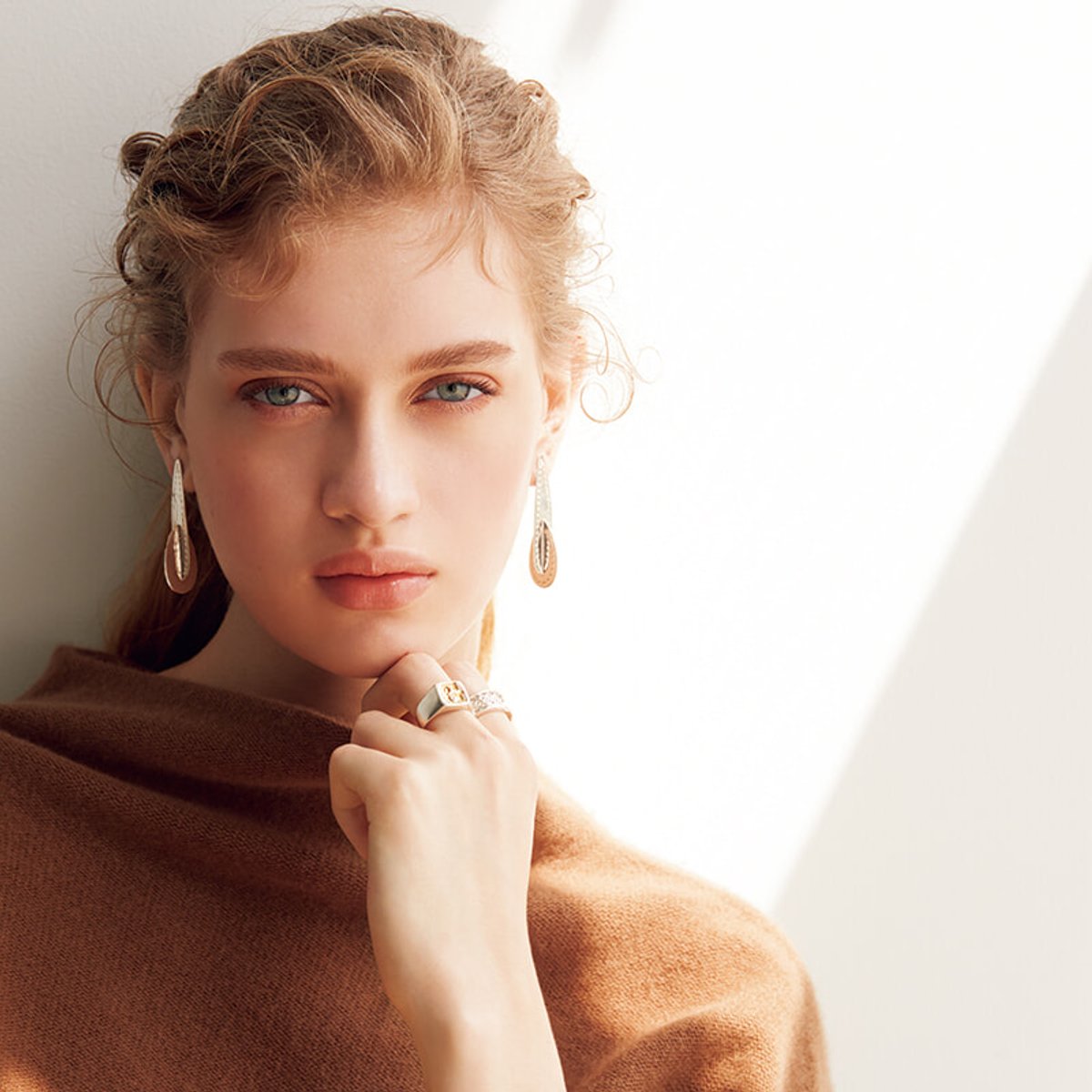 大人こそ、旬なベージュのジェントルメイク。