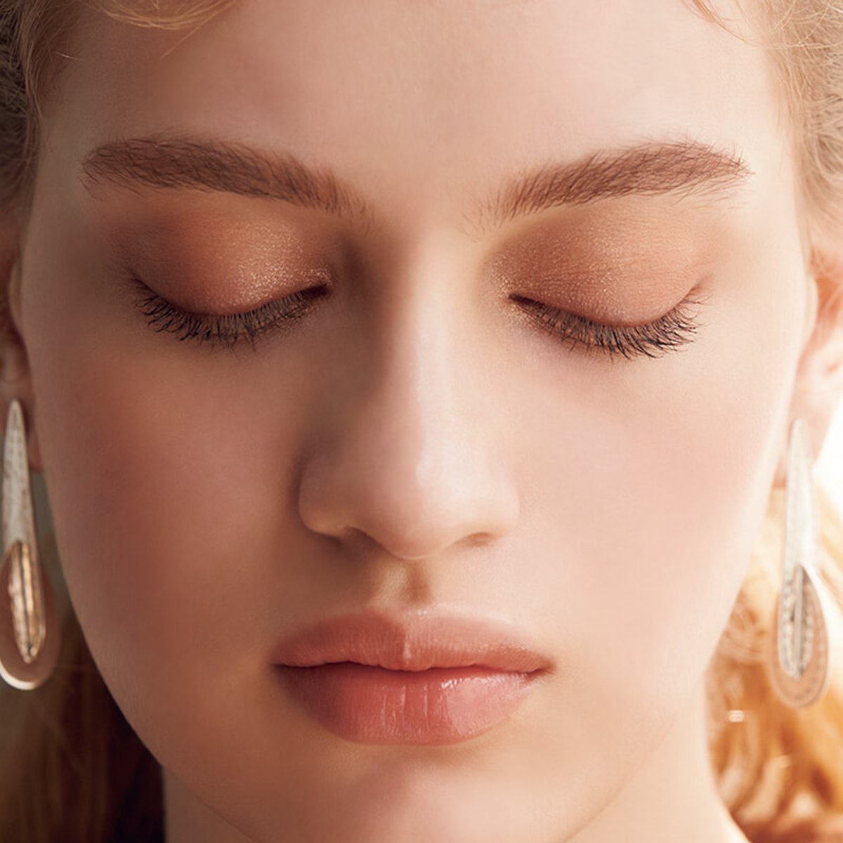 メイクのキモは眉！ ふんわりしっかりフレームづくり。