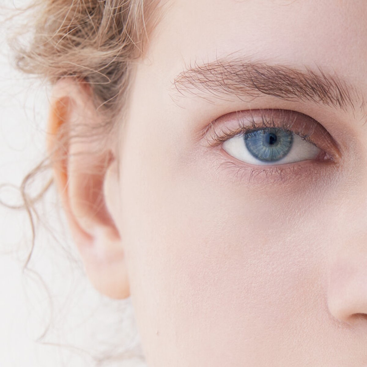 素肌のツヤを生かす、ミニマムなベースメイク。