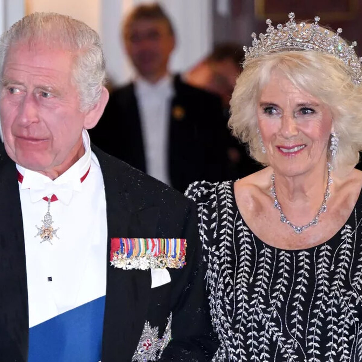 カミラ王妃、エリザベス女王がいちばんお気に入りだったティアラをつけて登場。