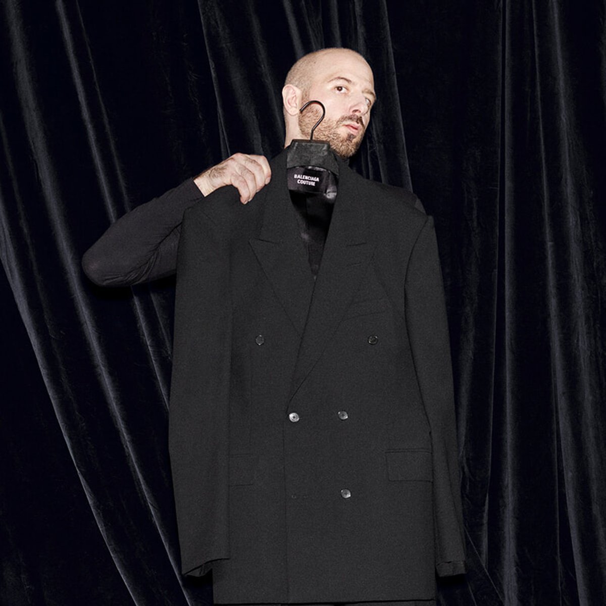 バレンシアガ、デムナが語るファッションとは？