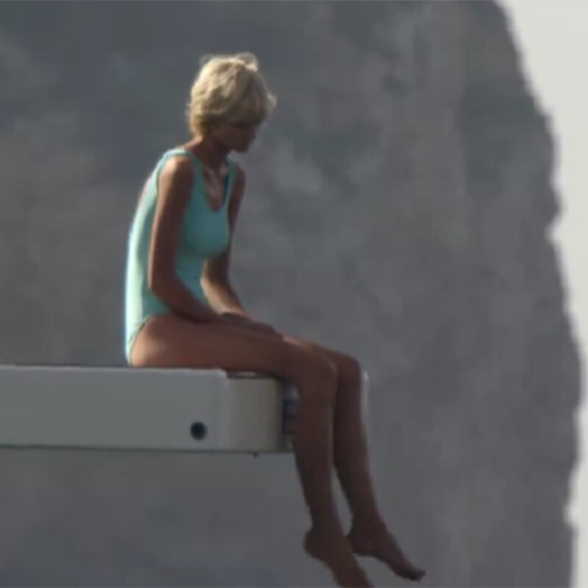 パパラッチに水着姿を追われるダイアナ妃……「ザ・クラウン」最終章の予告が公開。