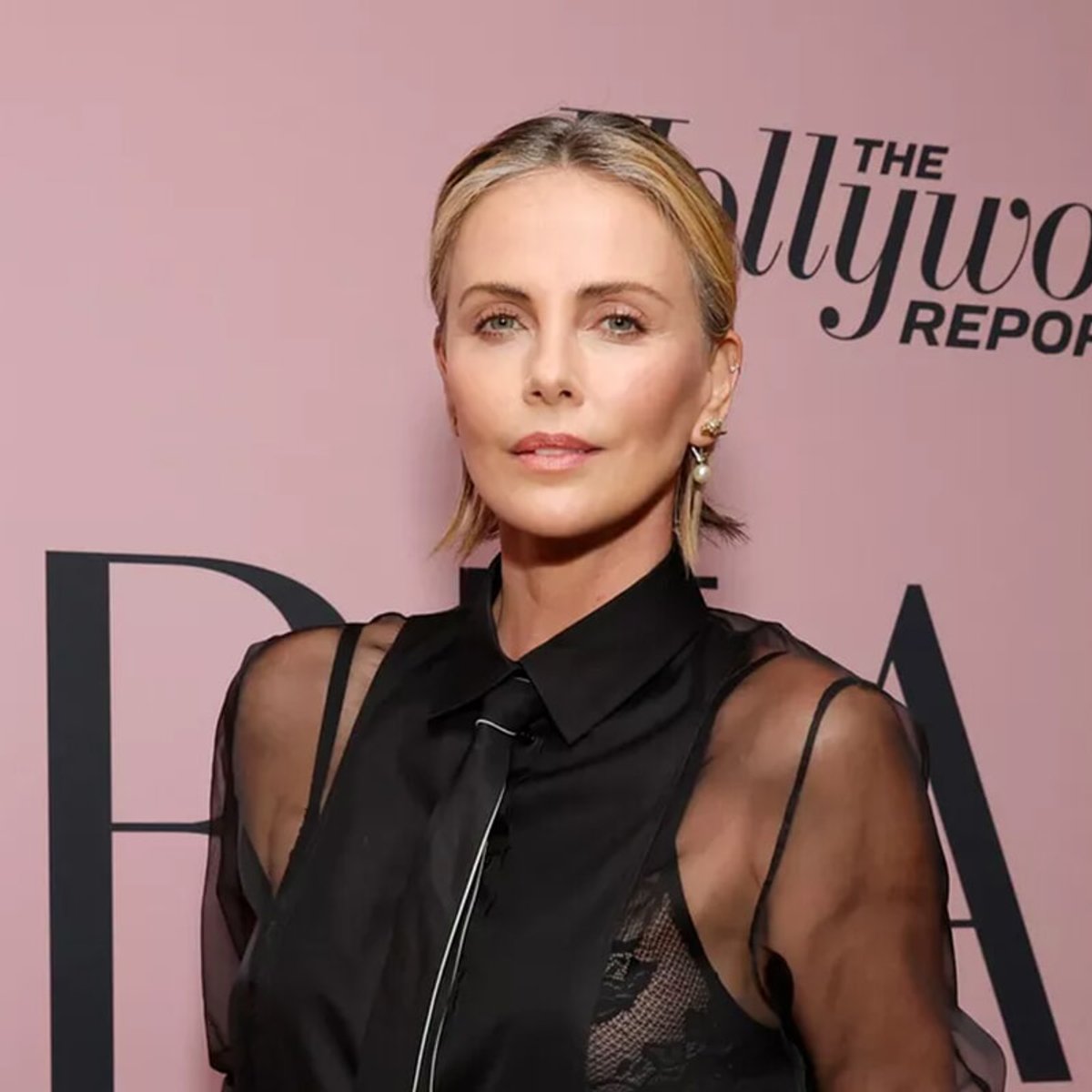 シャーリーズ・セロン、シースルーなシャツを上品に着こなし登場！