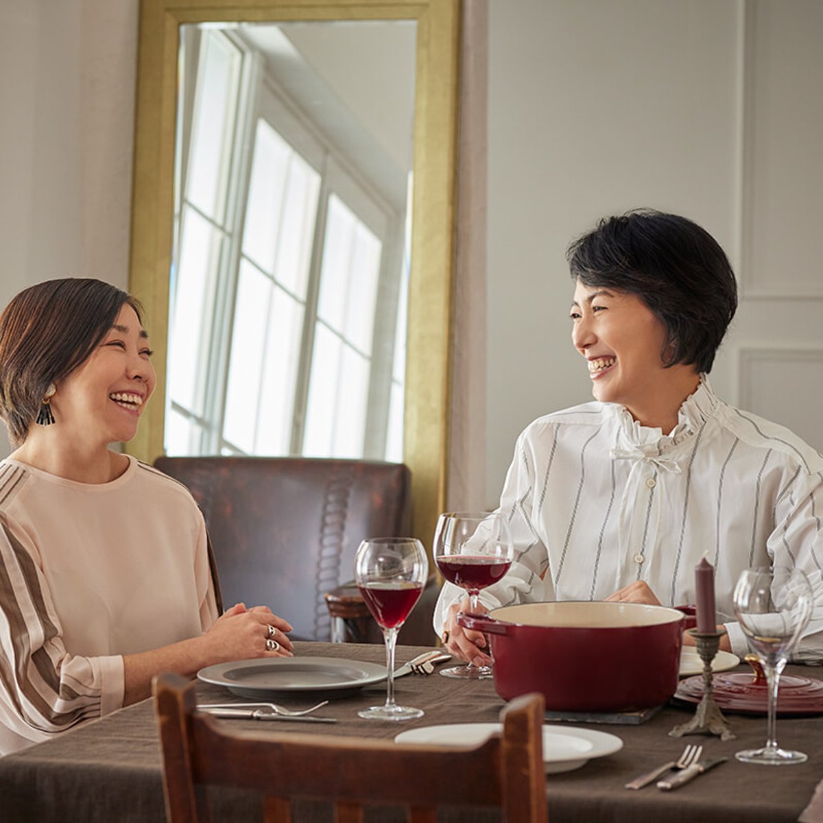 板谷由夏と平野由希子、大人が楽しむル・クルーゼ時間。