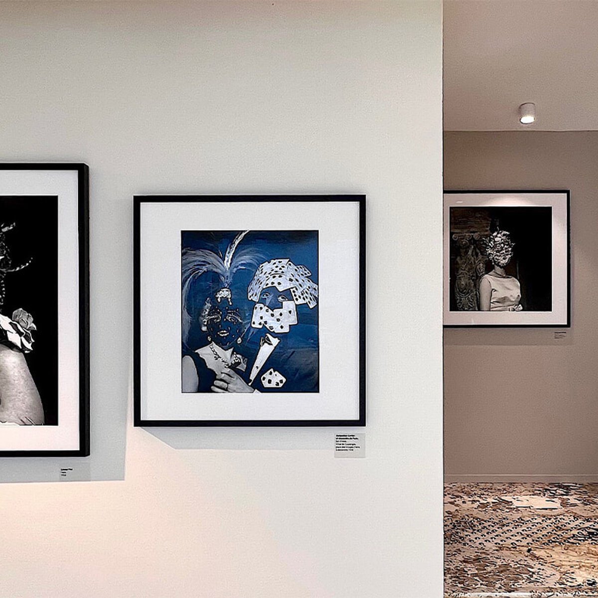 オートクチュールに仮装舞踏会！ アンドレ・オスティエの写真展。