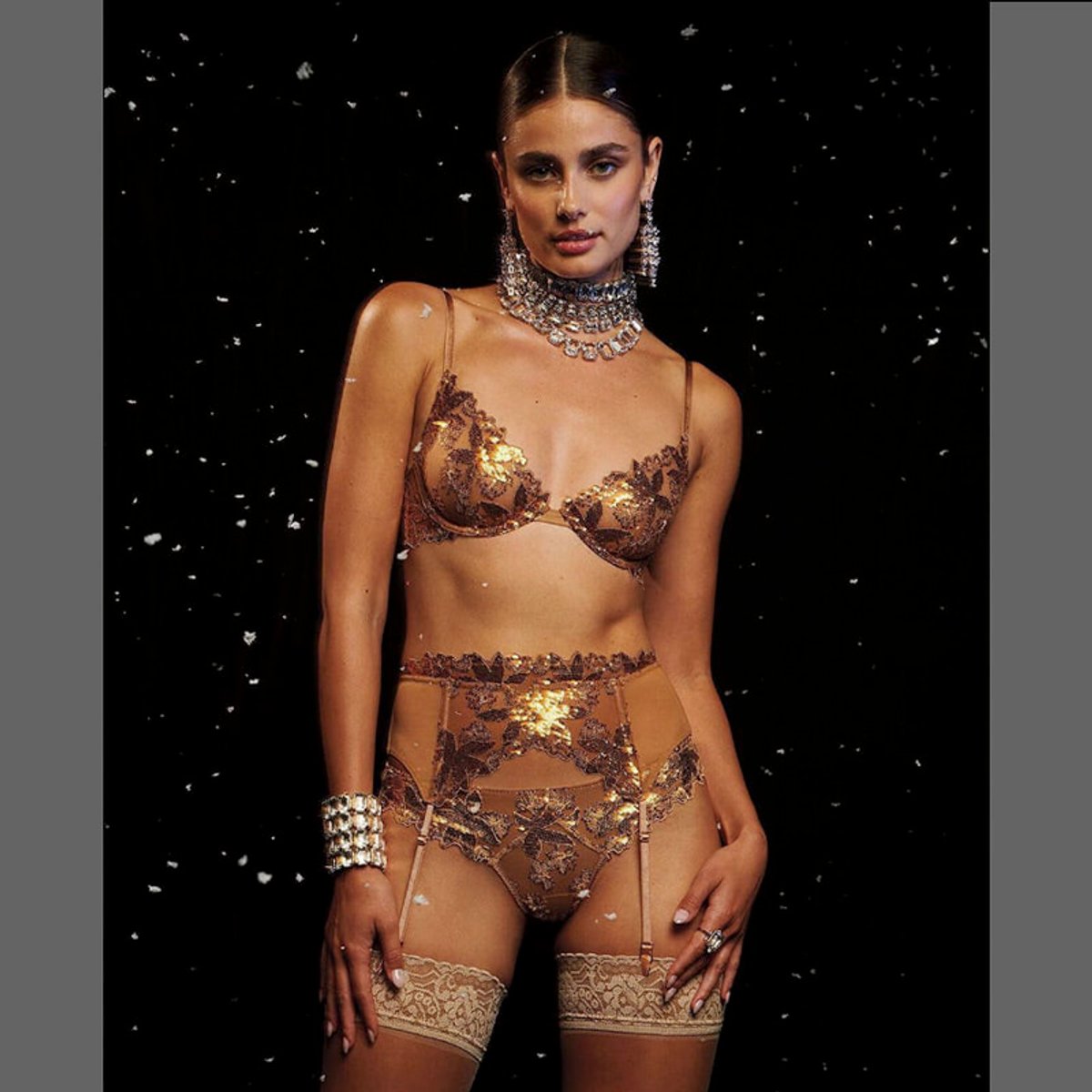 ヴィクシーのホリデーキャンペーンで、人気モデルたちがランジェリー姿を披露！