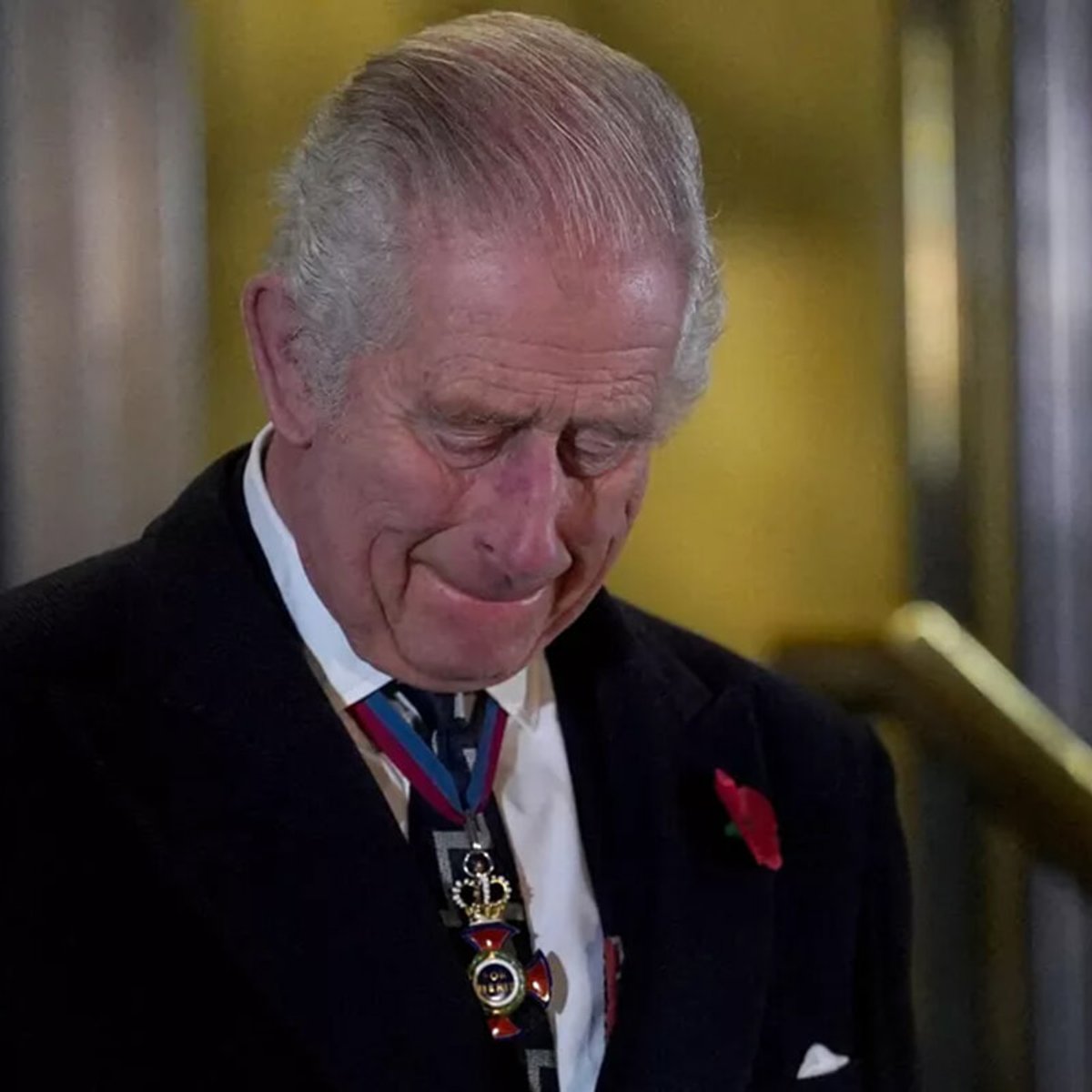 チャールズ国王、エリザベス女王とフィリップ王配の銅像除幕式で感無量。