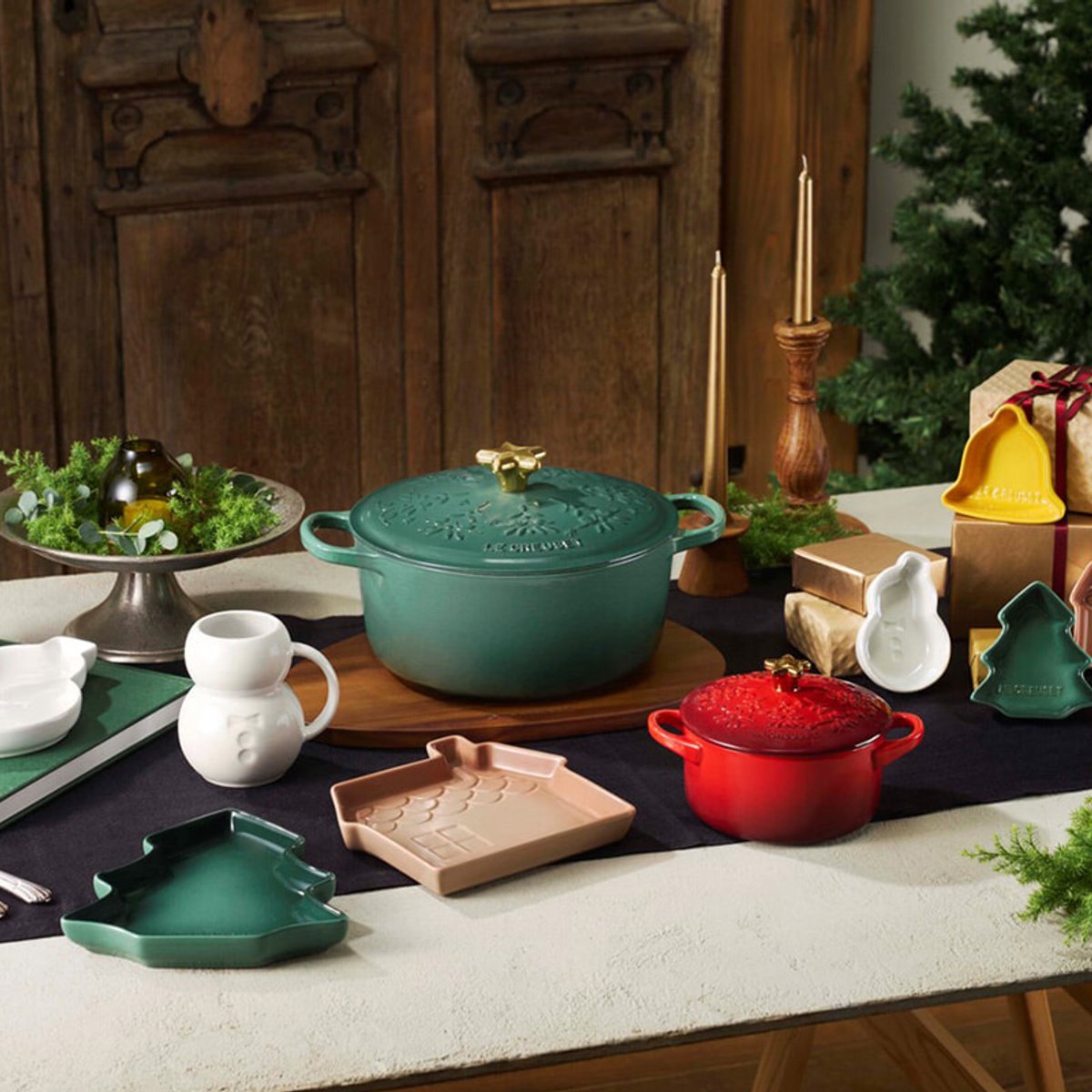 クリスマスの食卓をおしゃれに演出するル・クルーゼ。