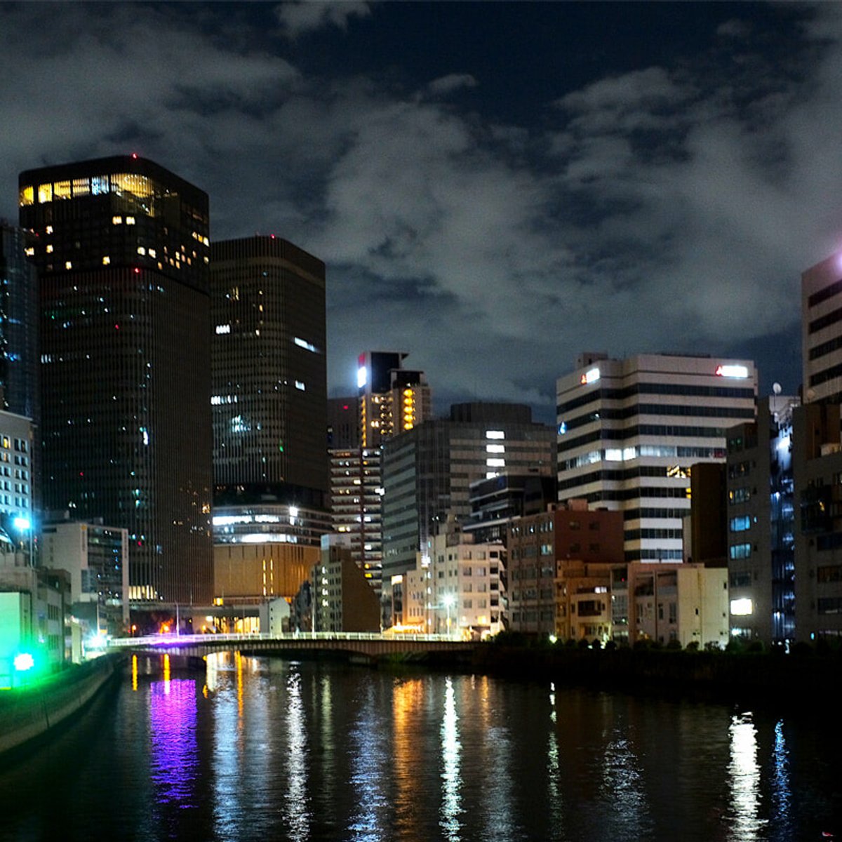 川と新旧時代の違う建築たち、水面や壁面に反射する光の屈折、幾つもの橋が重なり合う街、大阪中之島。