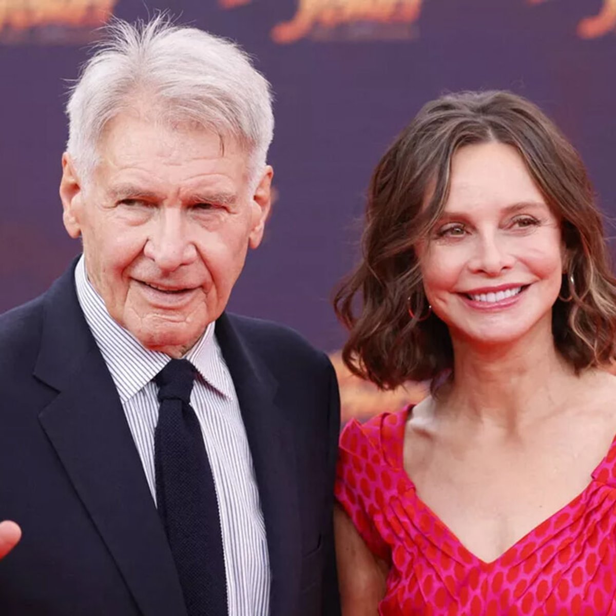 ハリソン・フォード、空港で目撃された妻との情熱的なキス。