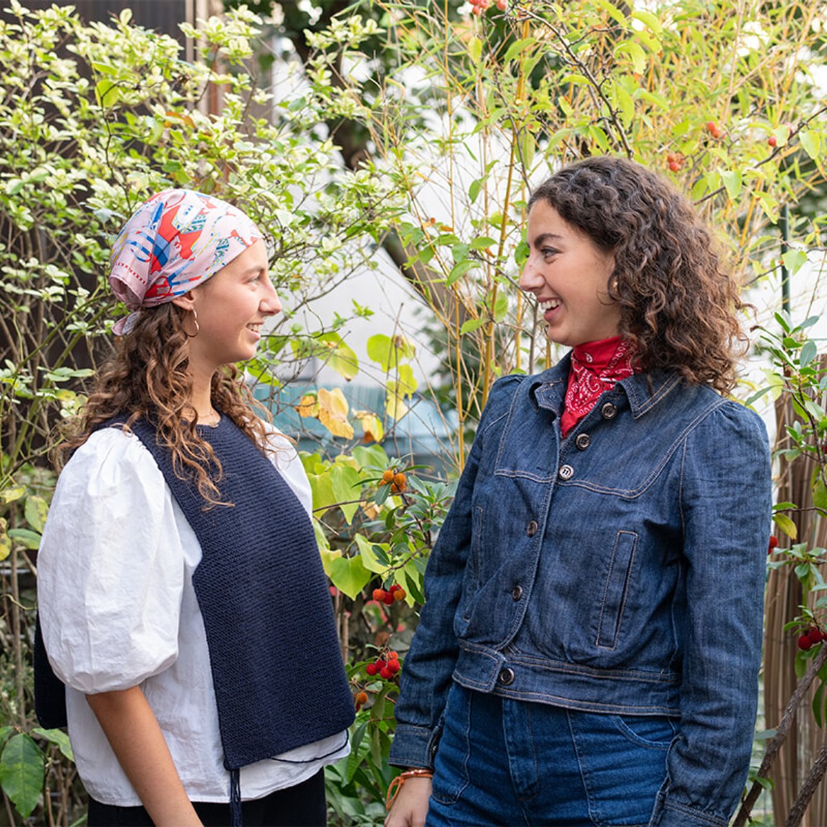 パリジェンヌ姉妹が愛用する、定番コスメと香水とは？