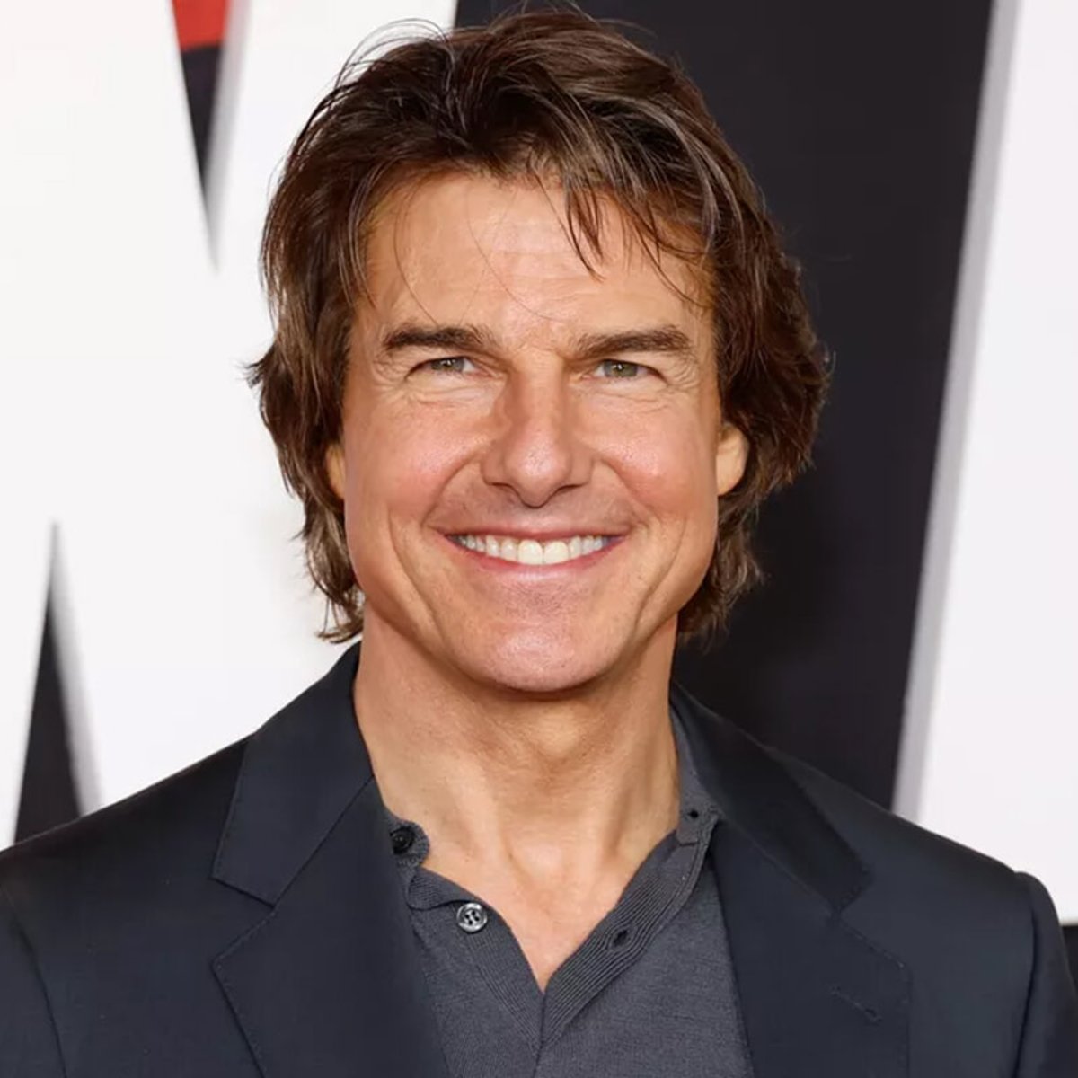 トム・クルーズ、前髪を下ろした新しい髪型に賛否両論！