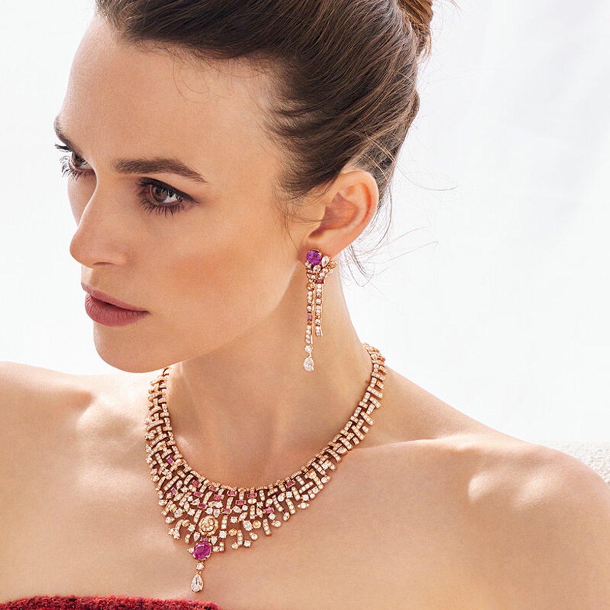 キーラ・ナイトレイと、シャネルの色彩豊かな輝き。