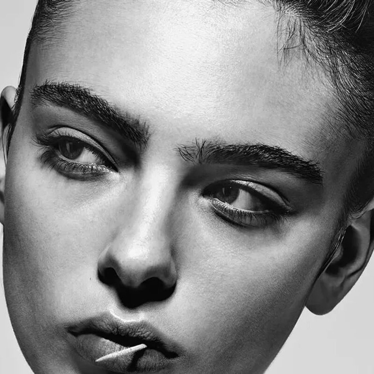 ディーヴァ・カッセル、アヴァンギャルドなメイクと髪型が話題に！