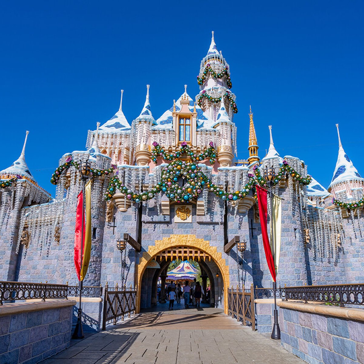 ディズニーランド、「イッツ・ア・スモール・ワールド」でほぼ裸の男性が逮捕される！？