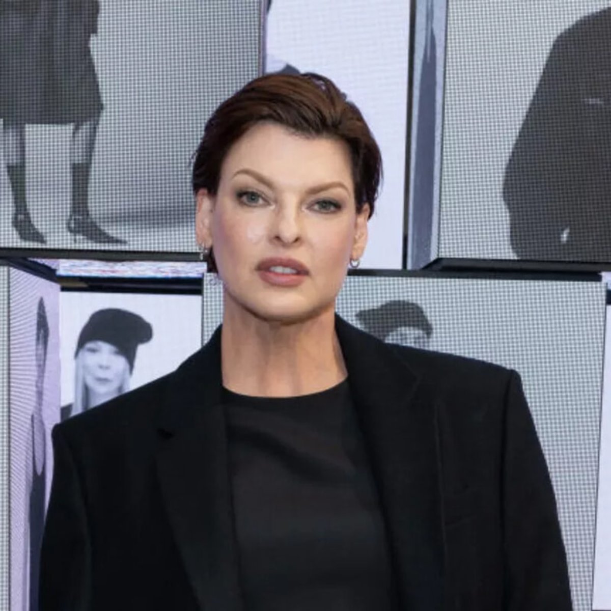 リンダ・エヴァンジェリスタ、トップレスでマンモグラフィーを受ける姿を公開。