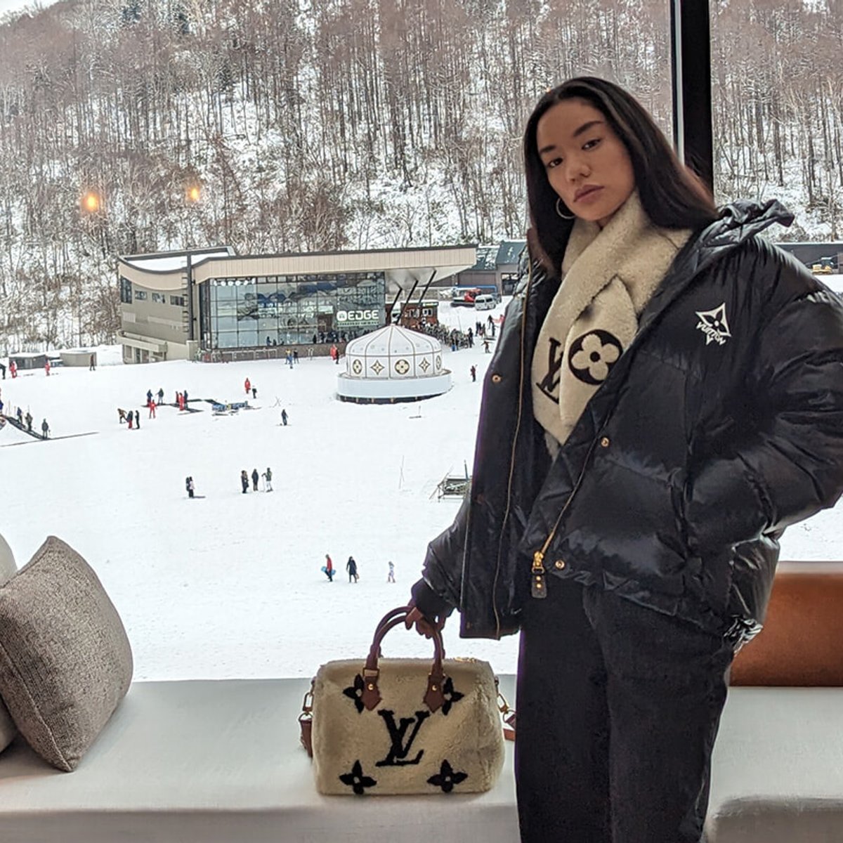 Awichのニセコ滞在記、ルイ・ヴィトンのポップアップを満喫。