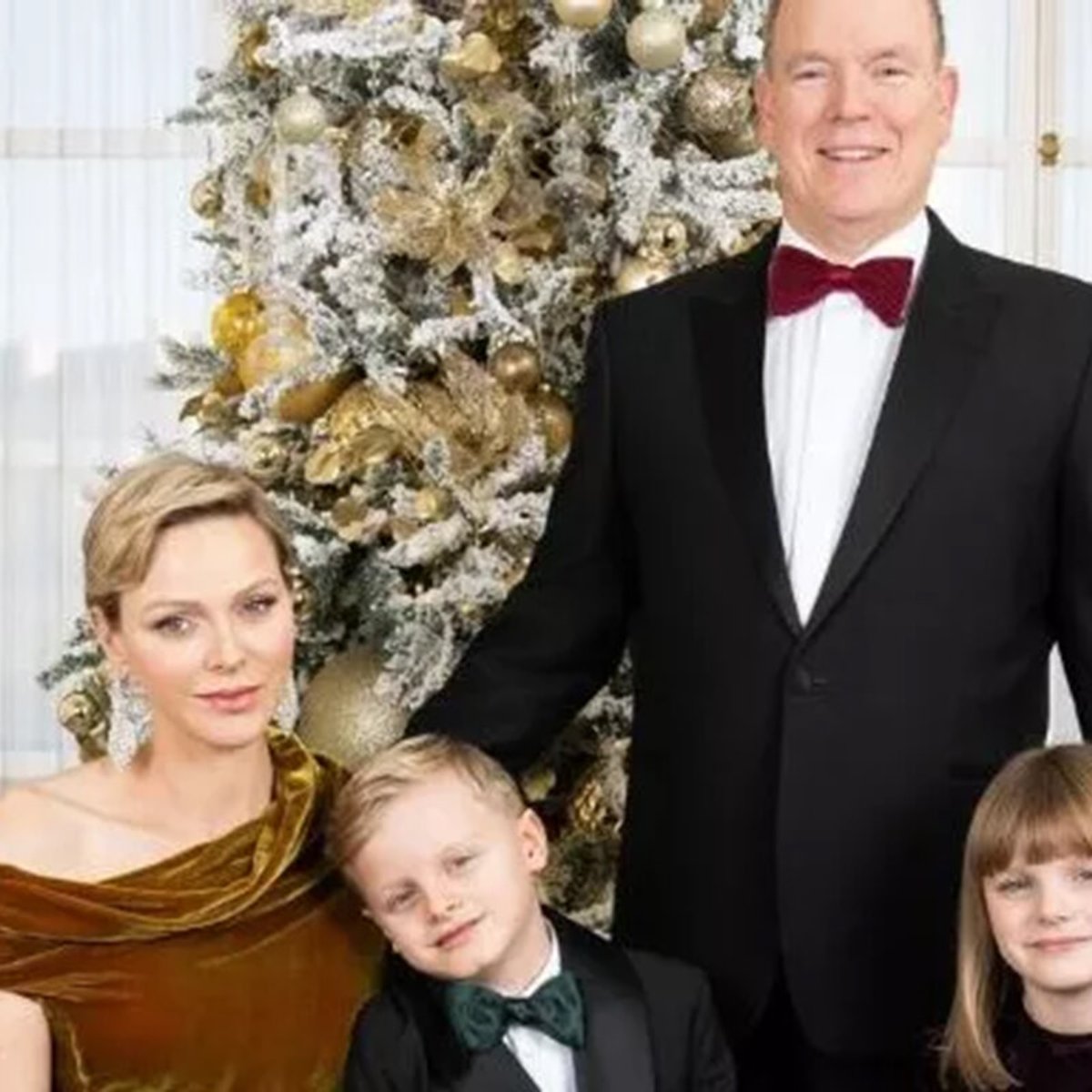 モナコ公室のクリスマスカード、ベルベットドレスのシャルレーヌ公妃と9歳のふたごの公子が美しすぎると話題に！