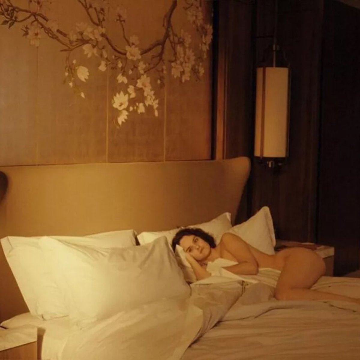 『エマニエル夫人』リメイクの第一弾ビジュアル、官能的すぎると話題に！