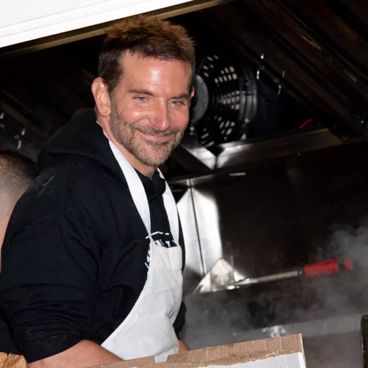 ブラッドリー・クーパー、NYのフードトラックでステーキを焼く姿を発見される！