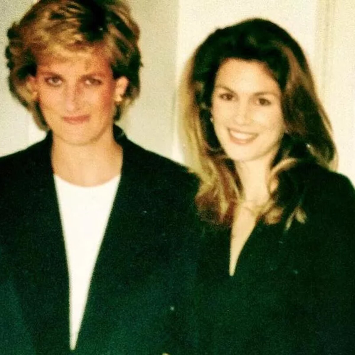 シンディ・クロフォード、16歳の時にダイアナ妃と出会った時の写真を公開！