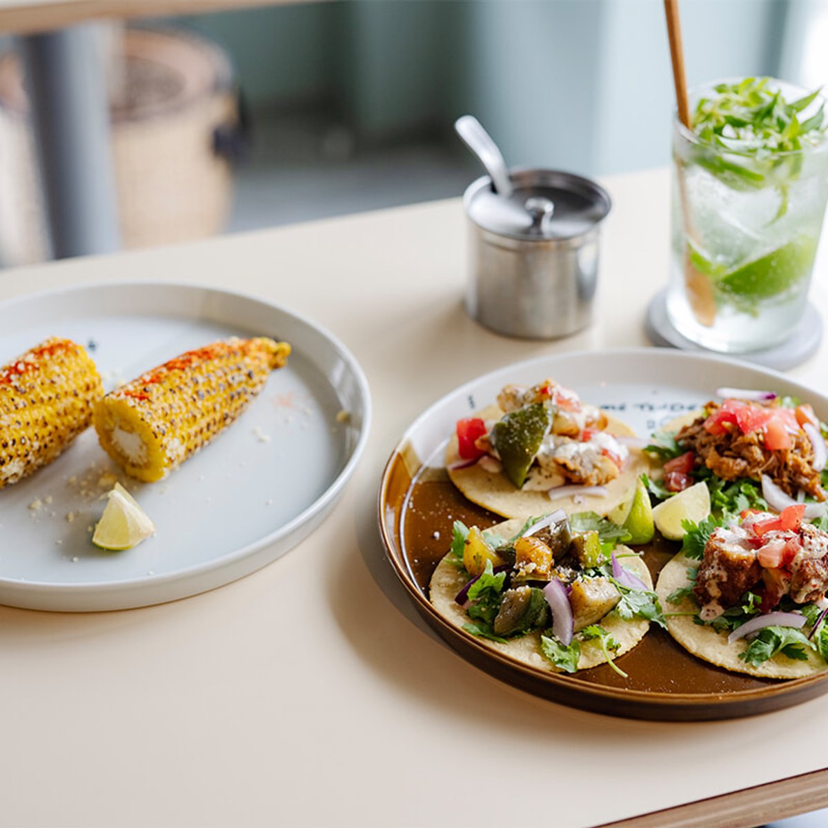 異国の料理×お酒がウリの、カジュアルな酒場へ。