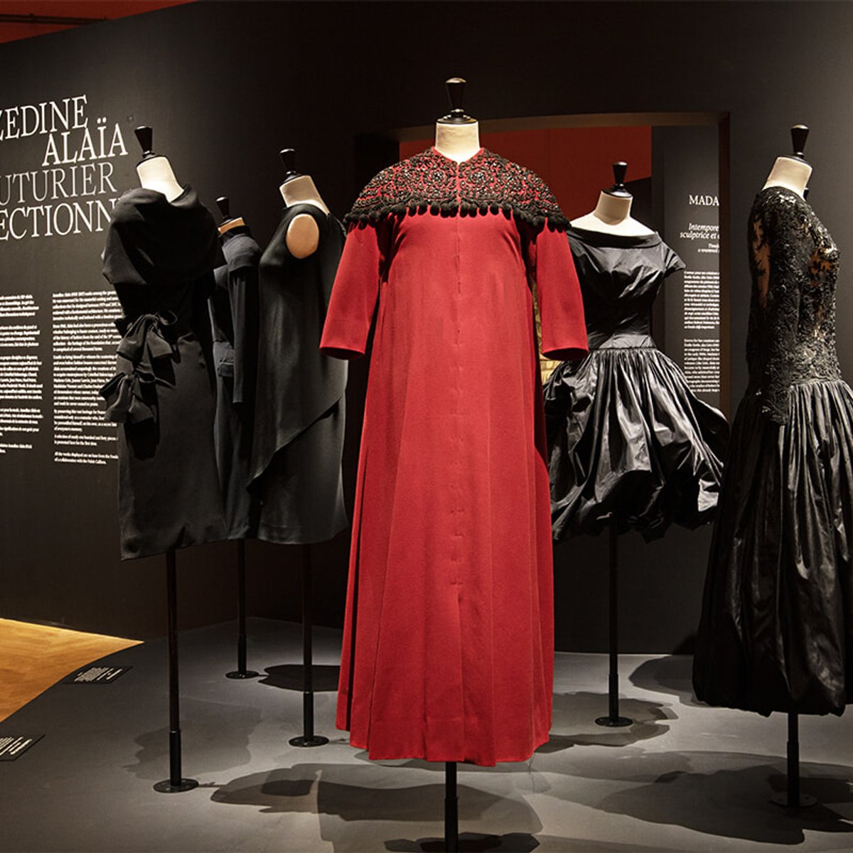 モードのコレクターとしてのアライアを巡るふたつの展覧会/ガリエラ宮モード美術館