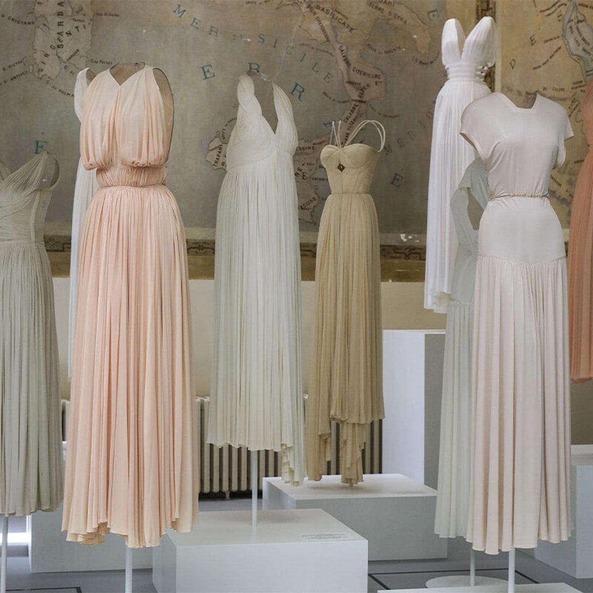 モードのコレクターとしてのアライアを巡るふたつの展覧会/アライア財団